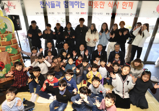 중소기업중앙회와 중소기업사랑나눔재단이 '따뜻한 인생 한 끼' 봉사활동을 마치고 아동보육시설 은평천사원 어린이들과 함께 기념촬영을 하고 있다. 중소기업중앙회 제공